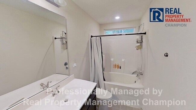 Building Photo - 2 BD/2.5 BA Townhouse Just Minutes from Ca...