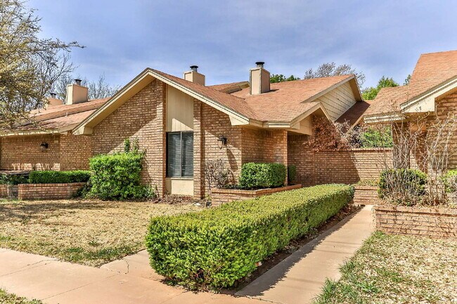 Building Photo - Upscale Townhouse in Great Area