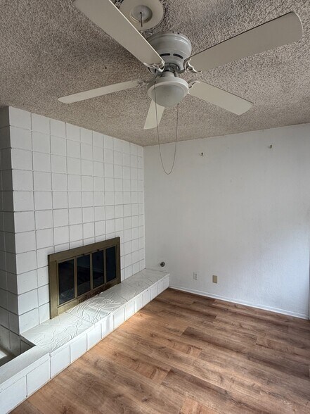 Building Photo - 4980 Lincoln Ave