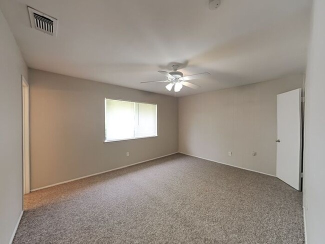 Building Photo - No Application Fee* Plus $250 Off First 2 ...