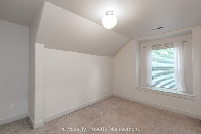 Building Photo - Beautiful NW Bend Home!