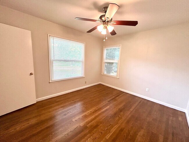 Building Photo - *MOVE IN SPECIAL* Stylishly Renovated Home with Fenced Backyard & Two Living Areas!