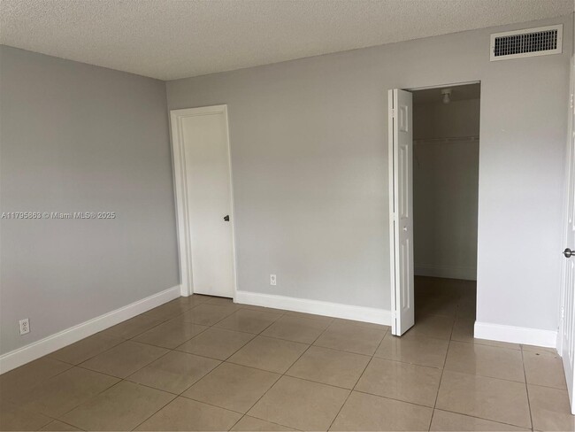 Building Photo - 8051 S Colony Cir