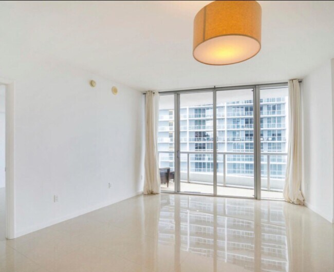 Building Photo - Icon Brickell 4206