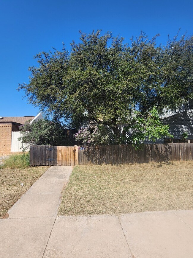 Building Photo - 3 bed 2 bath 2 story townhome, 1 carport