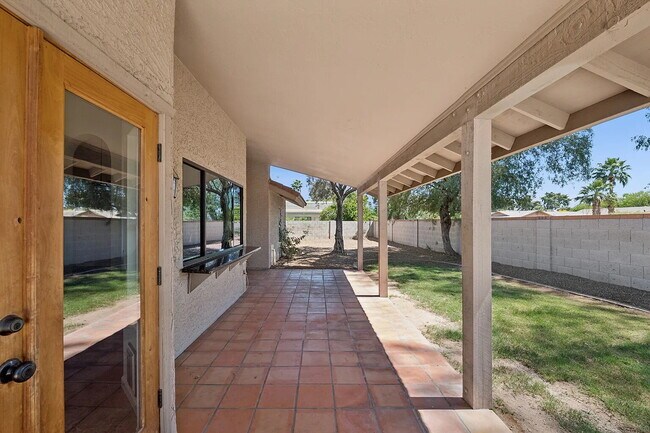 Building Photo - SPARKLING PRIVATE POOL, BEAUTIFUL HOME, UNBEATABLE LOCATION!