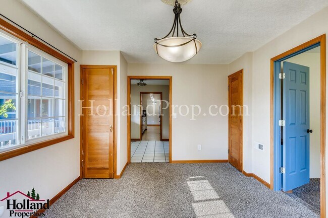 Building Photo - Espectacular Single Level 4 Bed Home in Hi...