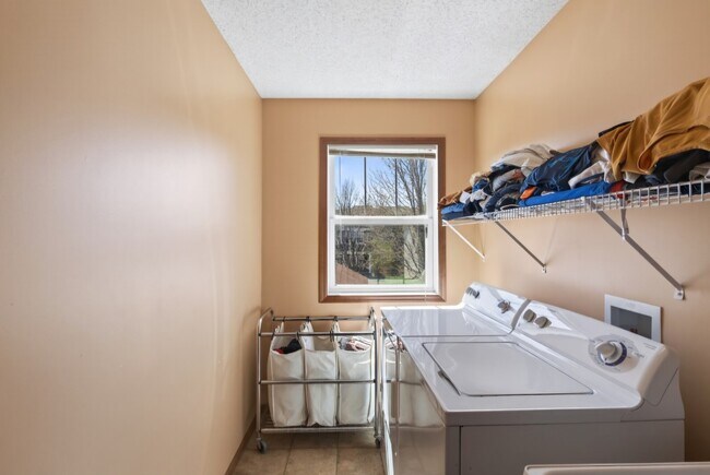 Building Photo - 15275 Plumstone Dr