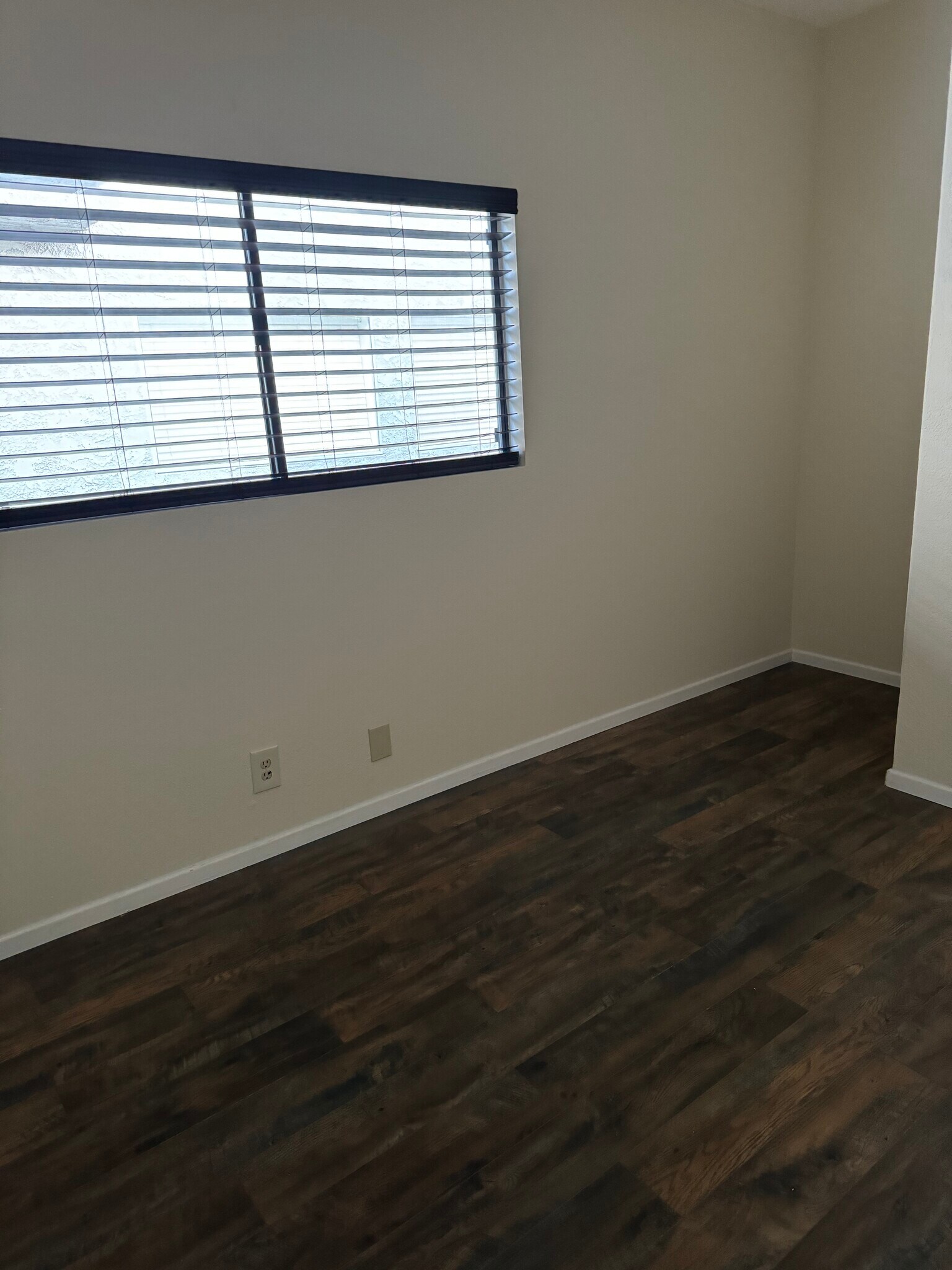 Large bedrooms. Master bedroom with walking closet - 10824 Palms Blvd