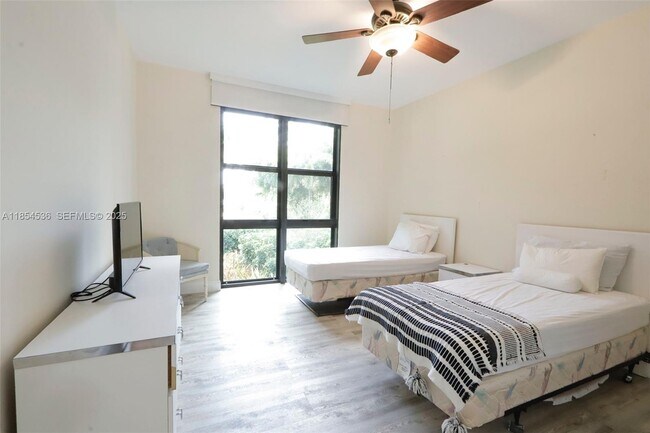 Building Photo - 1121 Crandon Blvd