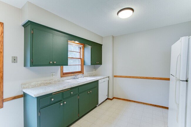 Building Photo - Updated 3 Bedroom Duplex in Battle Creek