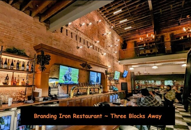 Building Photo - 206 W 7th St