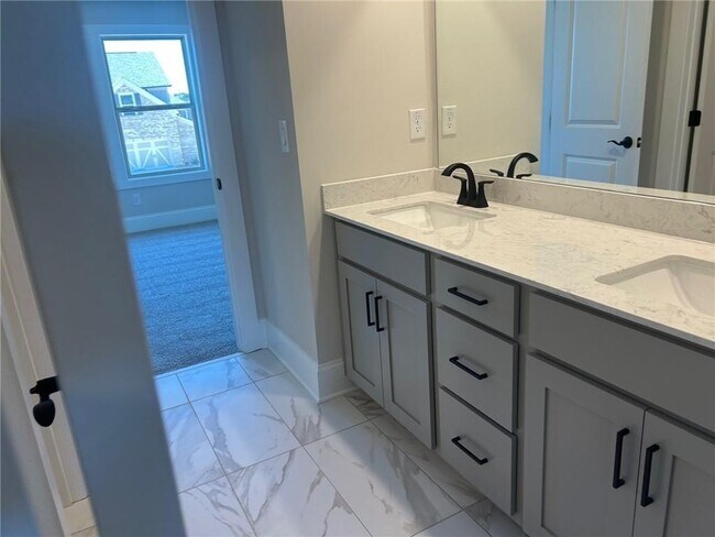 Building Photo - 4265 Oak Dr