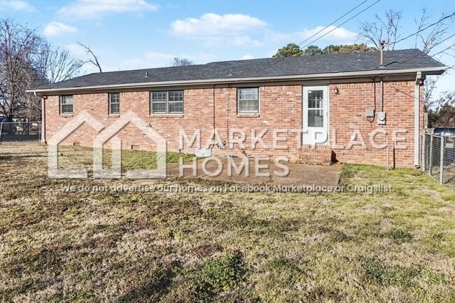 Building Photo - 201 Larkwood Dr SW