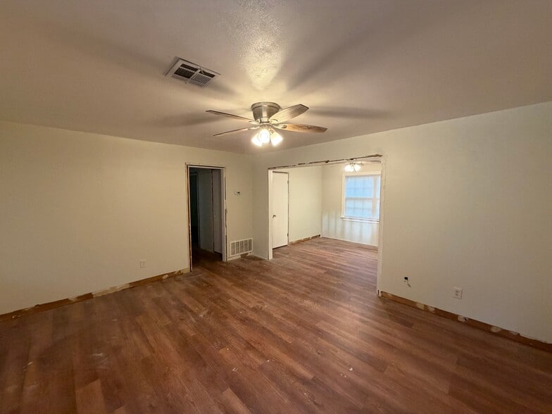 Building Photo - 620 SW 50th St
