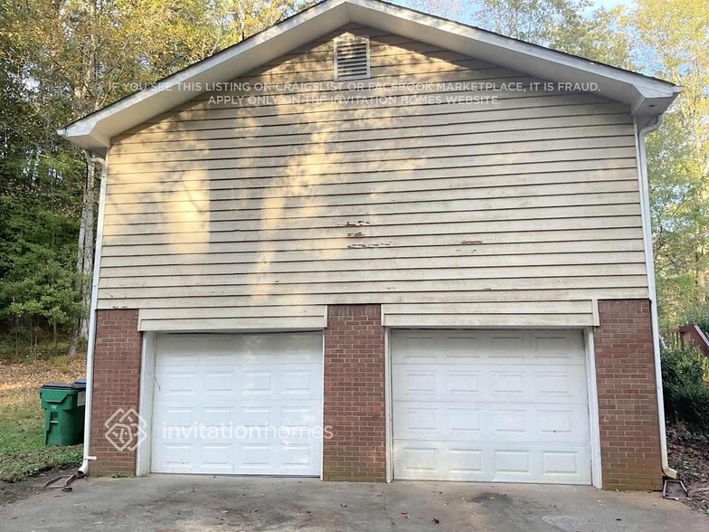 Building Photo - 3345 Holliglen Dr