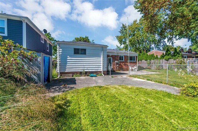 Building Photo - 3216 Maplewood Ave