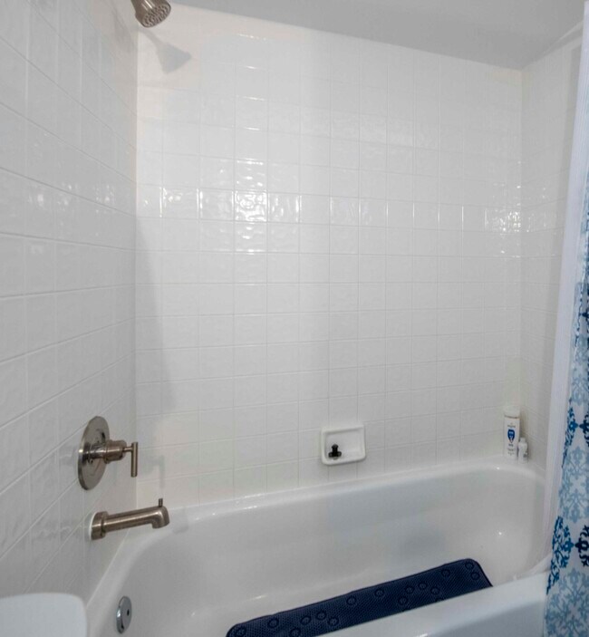 Building Photo - 4501 Fairway Dr N