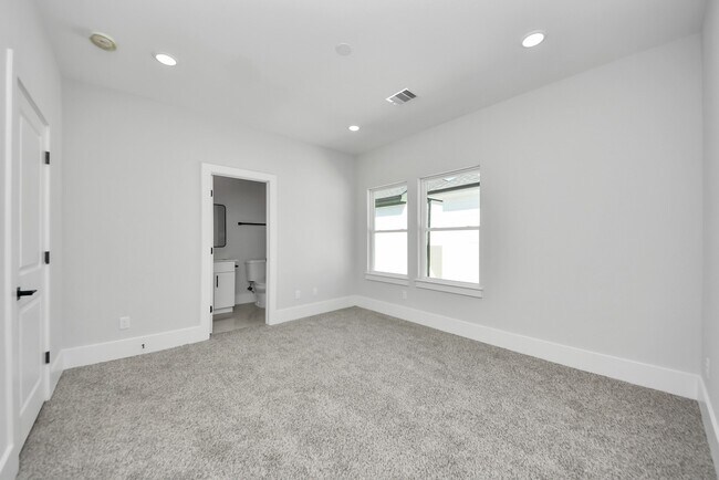 Building Photo - 4818 Cochran St