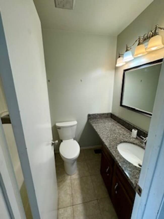 Building Photo - Beautiful 4 Bedroom Townhome