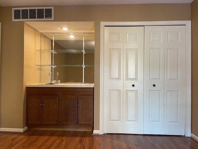 Building Photo - 544 Frontier Ct