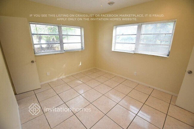 Building Photo - 1100 NE 166th St