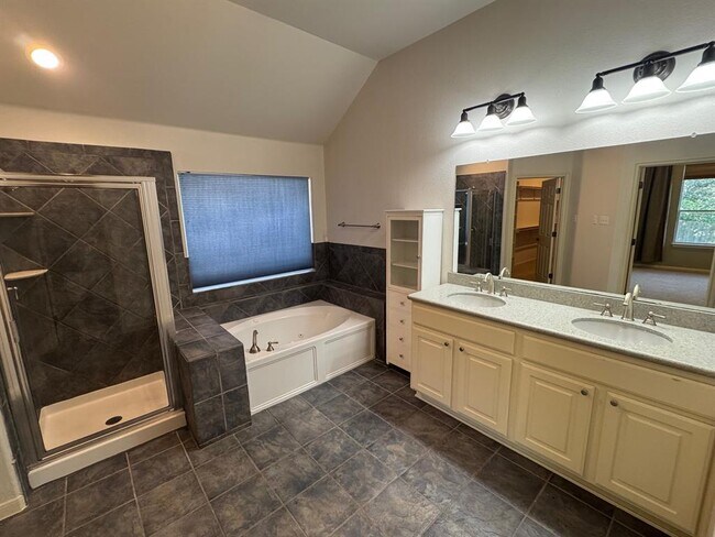 Building Photo - 9820 Savannah Ridge Dr