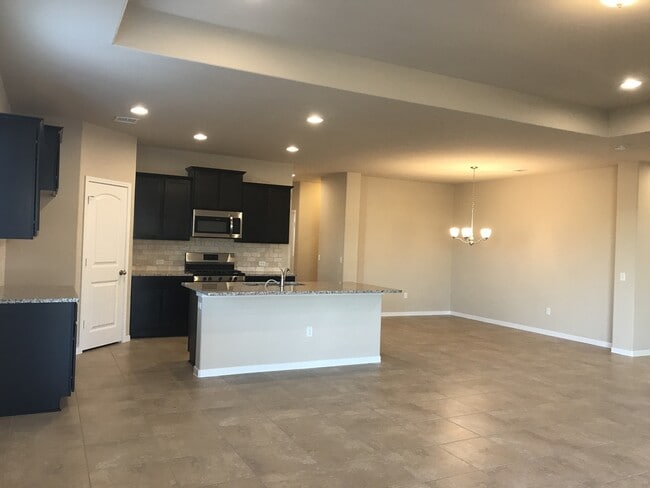 Building Photo - FIVE BEDROOM, THREE BATH 1-STORY HOME