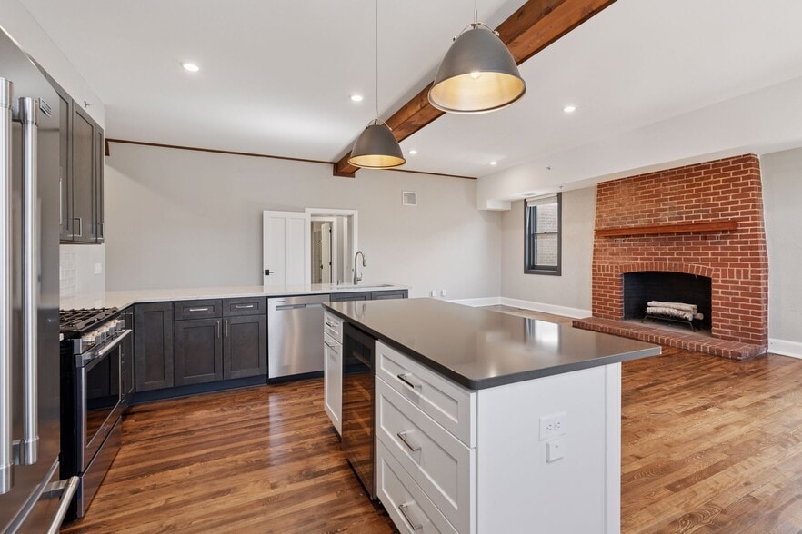 Building Photo - 107 Chestnut St E