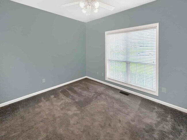 Building Photo - 670 Mitchell Dr