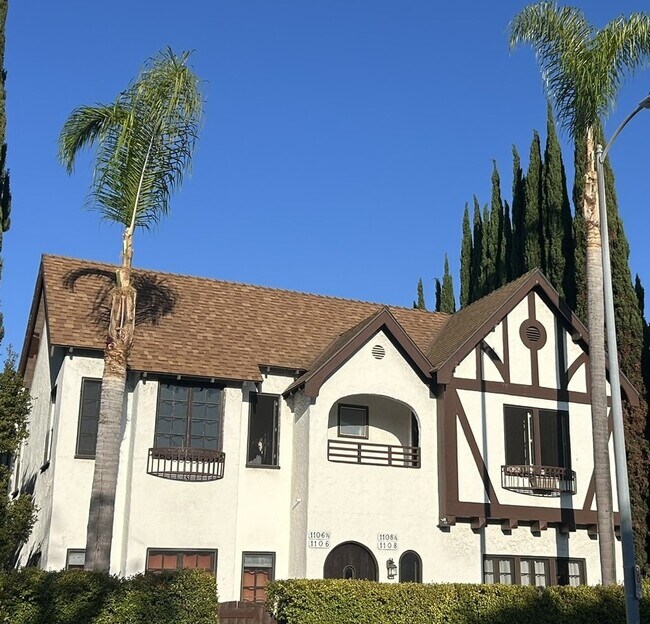 Building Photo - 1106 S Doheny Dr