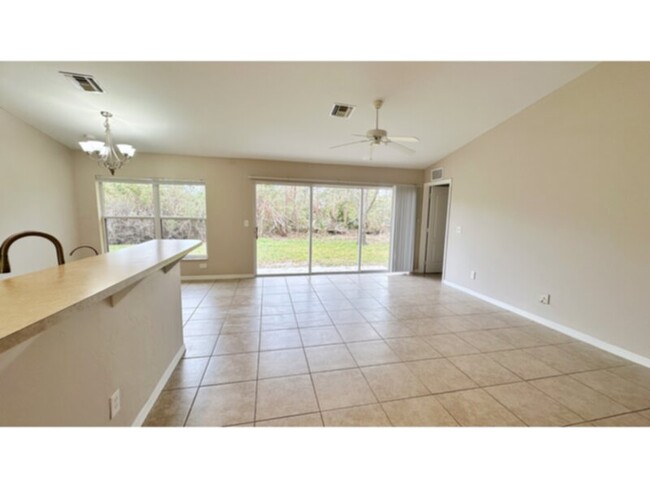 Building Photo - 3 Bedroom Home in NW Cape Coral- Holiday S...