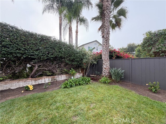 Building Photo - 15999 Via De Las Palmas