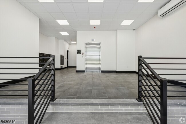 Building Photo - 448 S Orange Ave