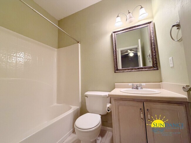 Building Photo - Updated 2 Bedroom Home in Fort Walton Beach!