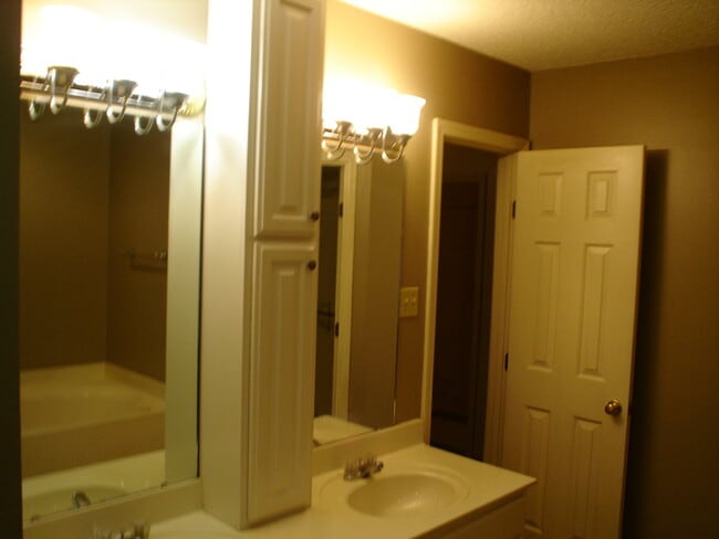 Building Photo - QUESTIONS PLEASE CONTACT Peggy Goodman 501...