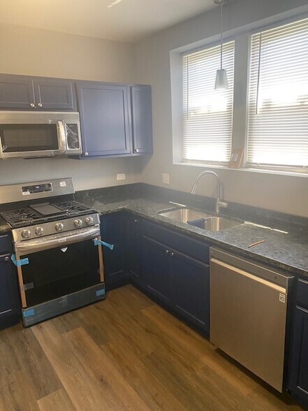 Building Photo - 7940 S Kingston Ave