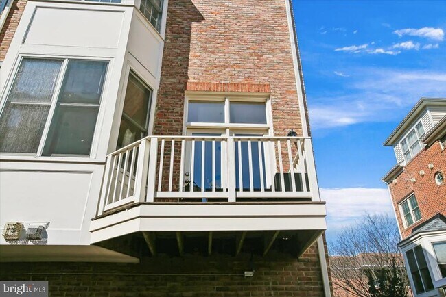 Building Photo - 1053 N Stuart St