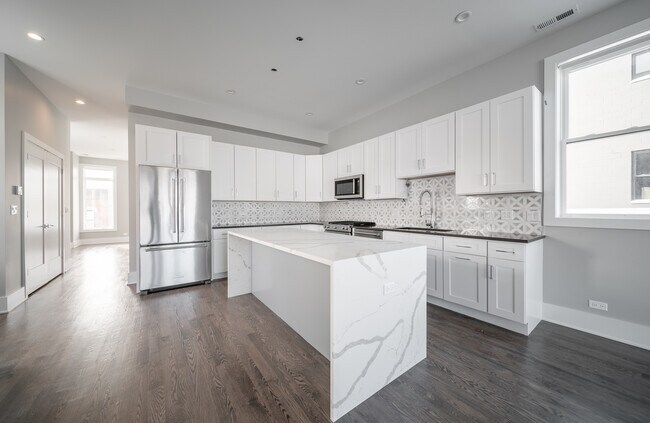 Building Photo - 556 W 18th St