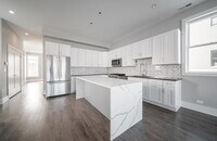 Building Photo - 556 W 18th St