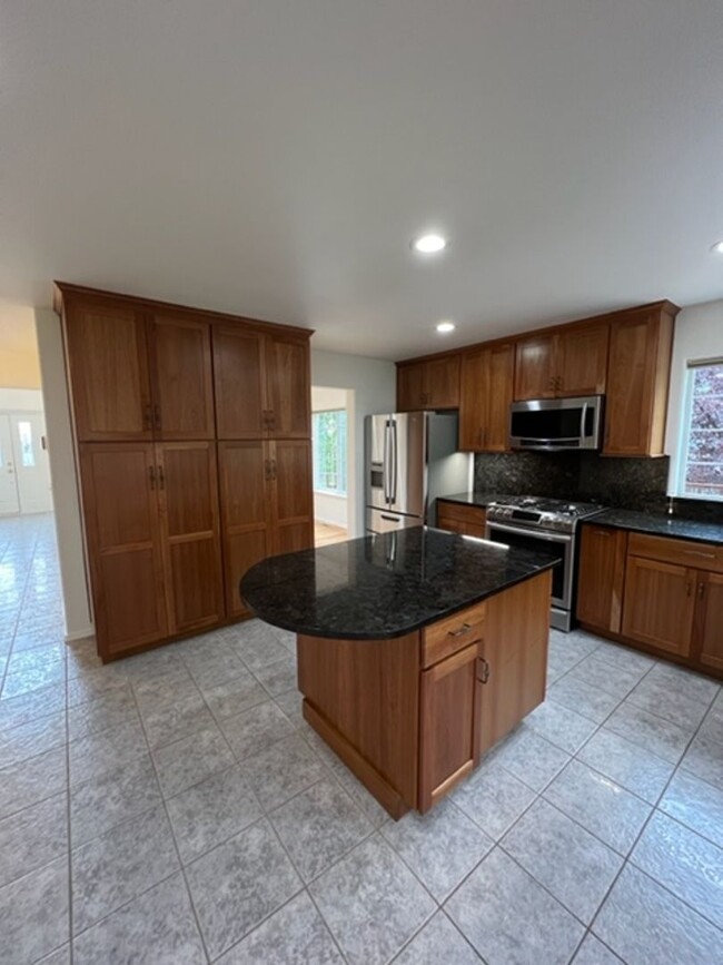 Building Photo - Beautiful 4 Bedroom Eagle River Home!
