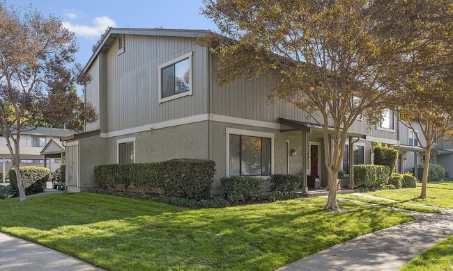 Building Photo - Remodeled 3-Bedroomn 2.5-Bathroom Townhome