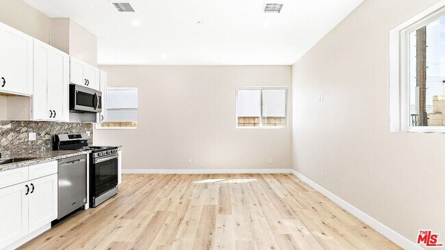 Building Photo - 16698 Moorpark St