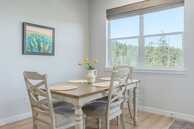 Building Photo - Gorgeous Home with a view!! Available Now!!