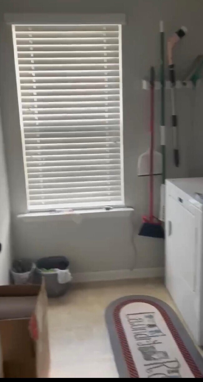 Building Photo - 1111 Rosland Cir