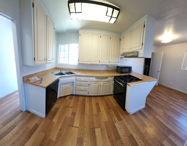 Building Photo - 4 bed 3 baths!  House ideally located close to campus, shopping, Bishop Peak