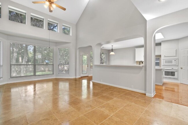 Building Photo - 10724 Thoroughbred Dr