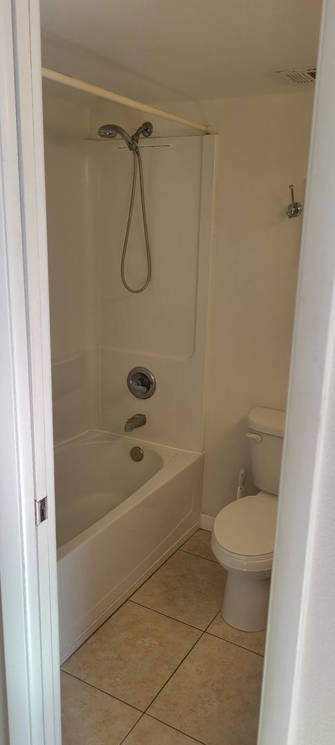 Building Photo - Furnished or Unfurnished 1 Bed Steps from Mad Beach