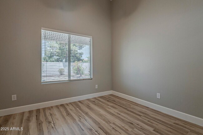 Building Photo - 2020 W Carter Rd