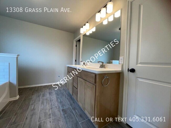 Building Photo - 13308 Grass Pln Ave